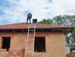 Instalace oken a střechy u bungalovu č. 1 v Mikulovicích