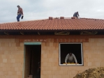 Instalace oken a střechy u bungalovu č. 1 v Mikulovicích