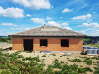 V Javornici dokončeny základové desky bungalovu č. 2 a 3, bungalov č. 1 pod střechou