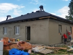Zdění vnitřních příček, omítky a dokončení střechy u bungalovu č. 2 v Mikulovicích