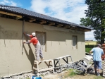Zdění vnitřních příček, omítky a dokončení střechy u bungalovu č. 2 v Mikulovicích